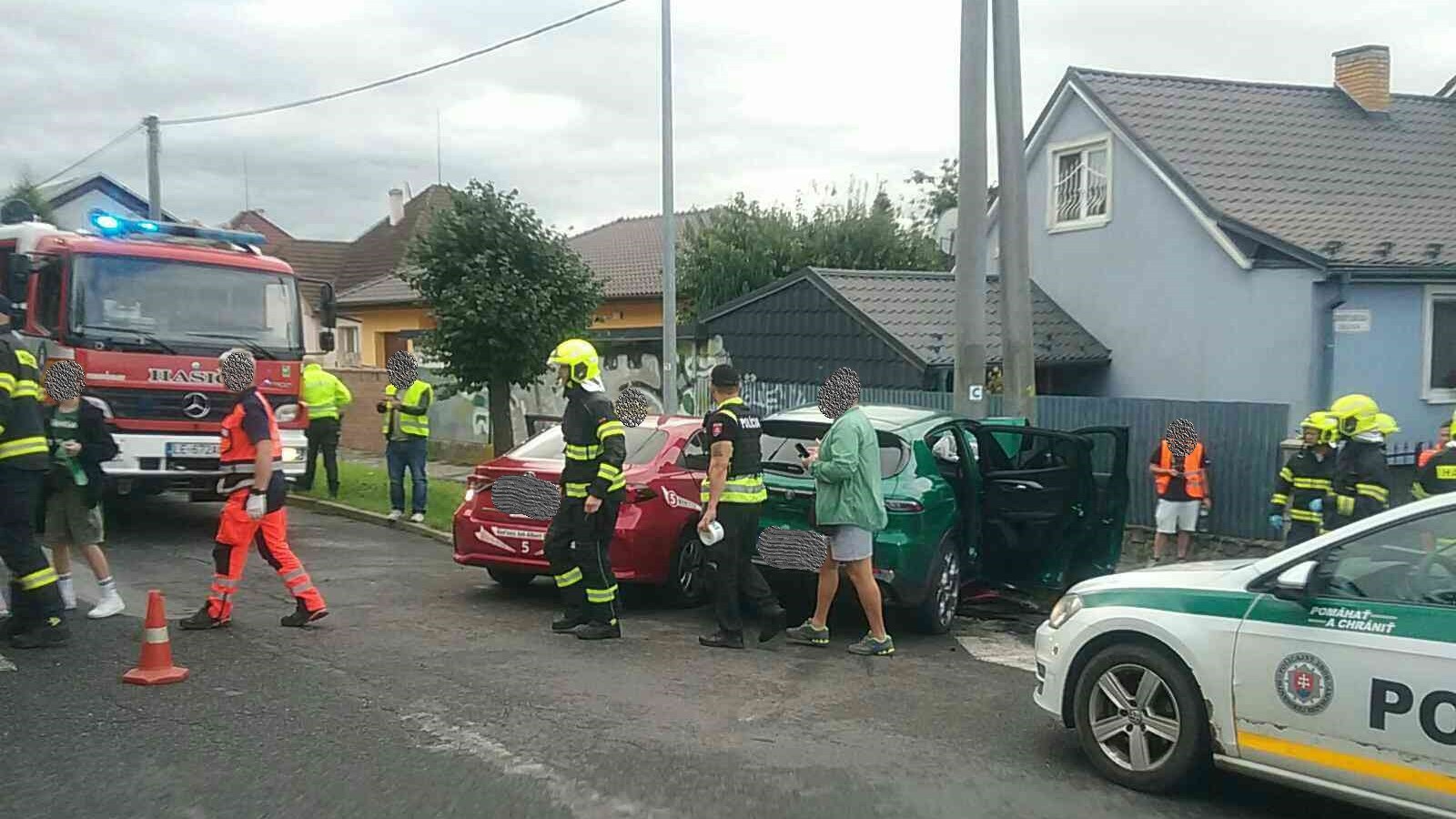 Pri nehode dvoch áut v Spišskej Novej Vsi sa zranili dvaja ľudia.