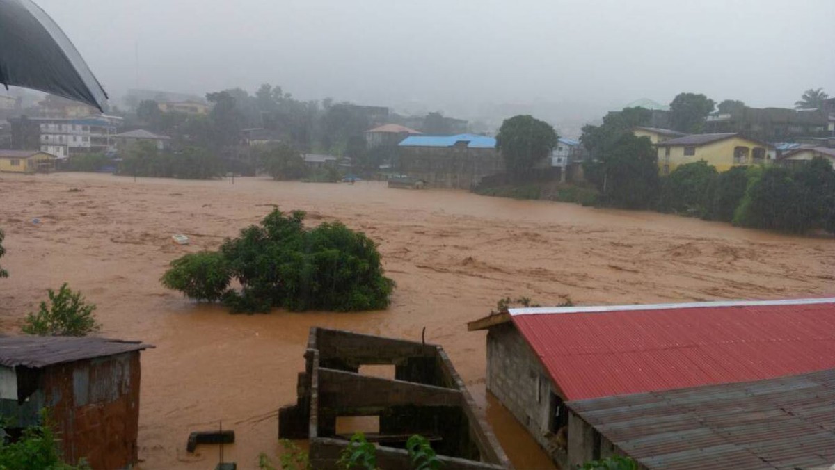 312 osób zginęło dziś na obrzeżach stolicy Sierra Leone, miasta Freetown, w osuwiskach ziemi i lawinach błotnych wywołanych ulewnymi opadami deszczu - podał Czerwony Krzyż. Władze obawiają się, że mogą być setki ofiar. W kraju trwa pora deszczowa.