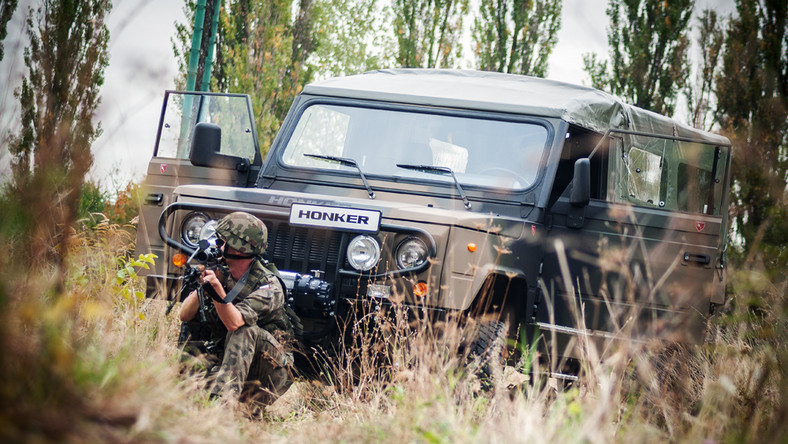 Polska armia już dawno wycofała z użytku kilkadziesiąt samochodów z napędem na cztery koła. Zainteresowali się nimi tarnopolanie, którzy sprowadzają auta, naprawiają i wysyłają w rejon operacji antyterrorystycznej na wschodzie Ukrainy.