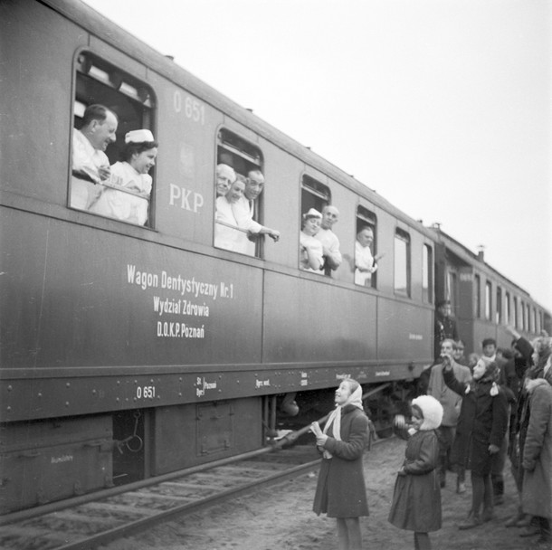 Lekarze i pielęgniarki w specjalnym pociągu dentystycznym nr 1 poznańskiej Dyrekcji Okręgowej Kolei Państwowych. Czachówek, kwiecień 1952 r.