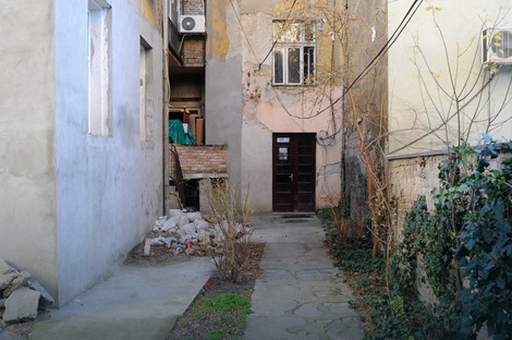Lavu Tomiću(11) je staklo od ulaznih vrata zgrade na Vračaru preseklo arteriju na ruci, zbog čega je obilno krvario i gotovo gubio svest.