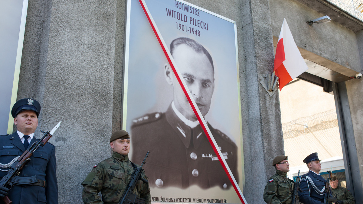 Witold Pilecki był polskim żołnierzem i rotmistrzem Wojska Polskiego, żołnierzem Armii Krajowej. Był też więźniem obozu koncentracyjnego w Auschwitz i organizatorem ruchu oporu. Władze komunistyczne Polski Ludowej oskarżyły go i skazały na karę śmierci. Pilecki został stracony w 1948 r. Pośmiertnie wielokrotnie odznaczony.