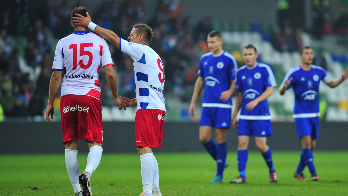 Trzy z czterech najlepszych drużyn piłkarskiej pierwszej ligi zremisowały swoje sobotnie mecze 12. kolejki. Aż sześć goli padło w Sosnowcu, gdzie mecz prowadzącego w tabeli Zagłębia z Bytovią Bytów zakończył się wynikiem 3:3.
