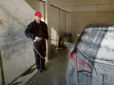 Miloš je počeo da pere automobile u dvorištu, pa od opštinskih podsticajnih sredstava sagradio perionicu