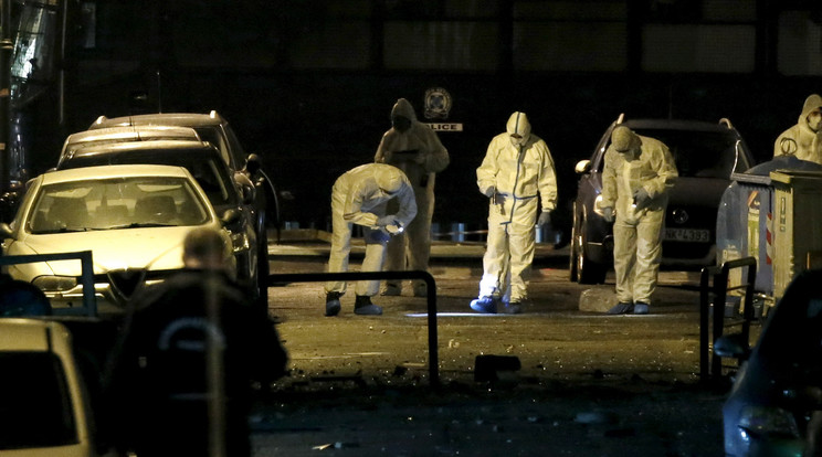 A szakértők nyomokat keresnek a robbanás után /Fotó: Reuters