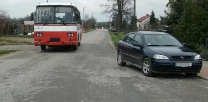 10-latka wybiegła z autobusu i wpadła pod samochód