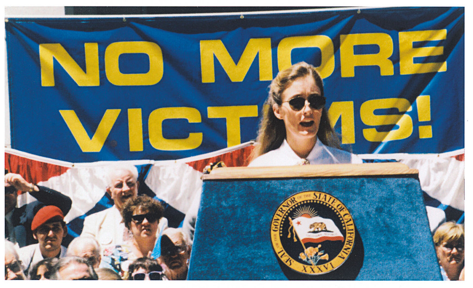… czy to poprzez wpływanie na ustawodawców (tutaj z gubernatorem Pete’em Wilsonem podczas Marszu na rzecz praw ofiar w kapitolu stanowym w Kalifornii, 1991)…