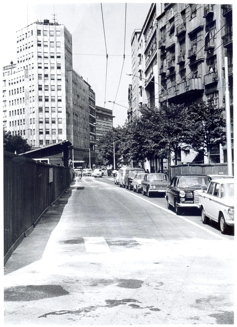 Redukcije u broju saobraćajnih traka bile su jedini mogući model dok su se vršili duboki iskopi zemlje za pešačke prolaze. Vozači su stoički podnosili ova duga zagušenja.