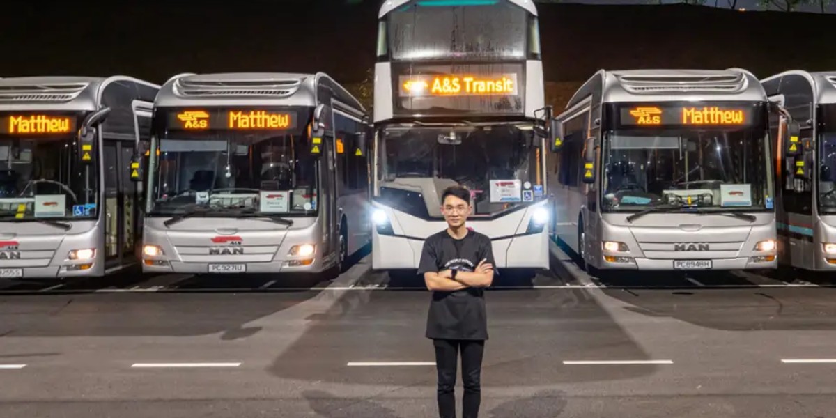 Fascynacja autobusami miejskimi przerodziła się w pracę.  Na fot. Matthew Tay podczas wolontariatu w firmie autobusowej