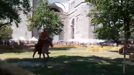 Hasba lőtt egy nézőt a lovas íjász az esztergomi bazilika előtt: elítélték a férfit – horrorvideó