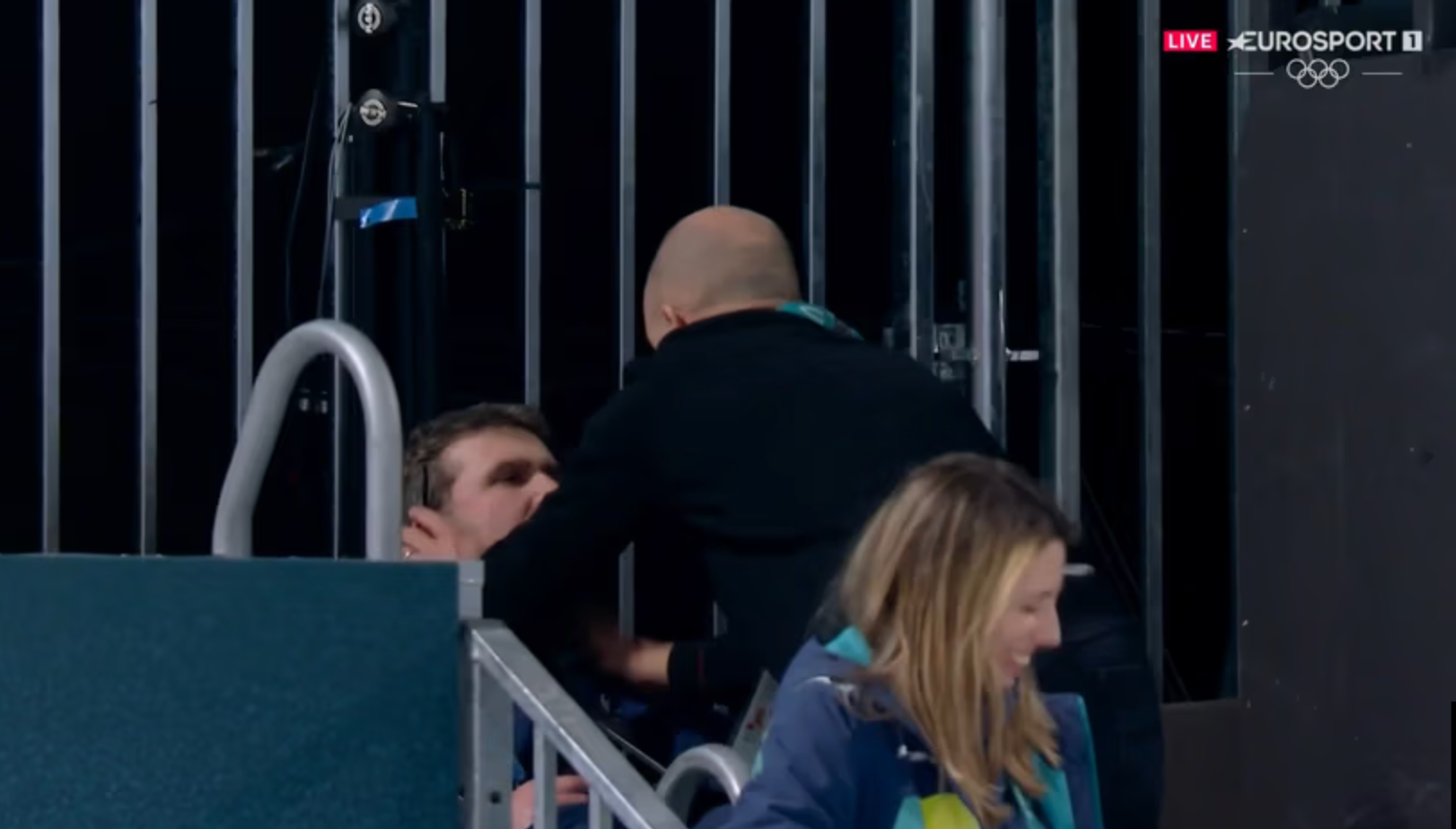 Erben bol od šťastia taký bez seba, že začal bozkávať prítomného dobrovoľníka.