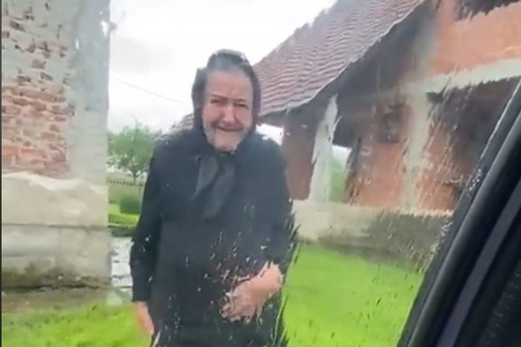 SNIMAK KOJI KIDA DUŠU Baka roni suze na kiši, dok automobil odlazi, a razlog je BOLAN: Ostaneš bez reči... (VIDEO)