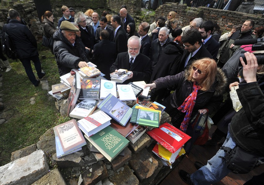 Okupljeni građani stavljali su knjige na mestu gde je srušena Narodna biblioteka Srbije