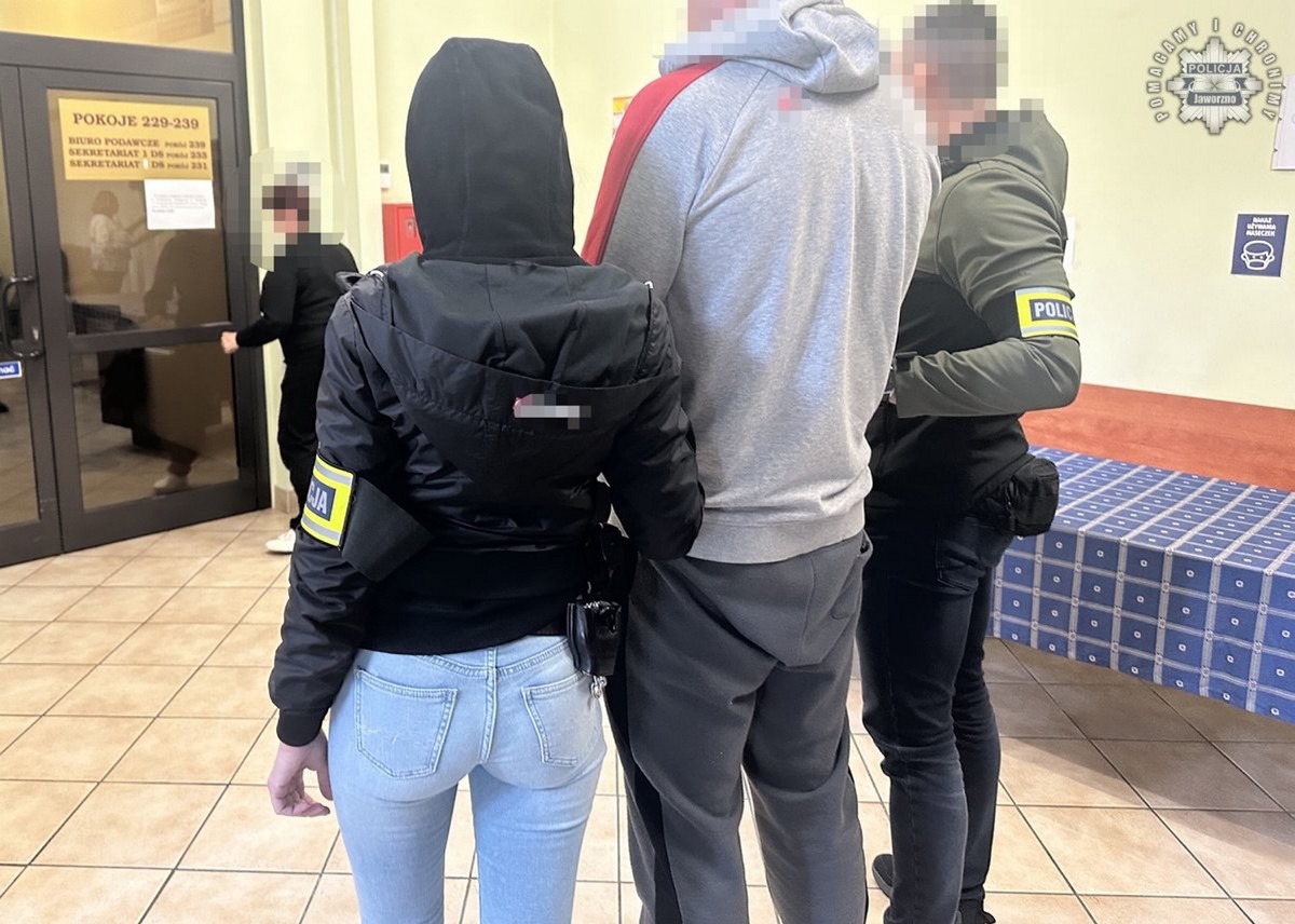 Dramatyczne chwile w centrum stolicy. Sąsiedzi pomogli zaatakowanej nożem kobiecie