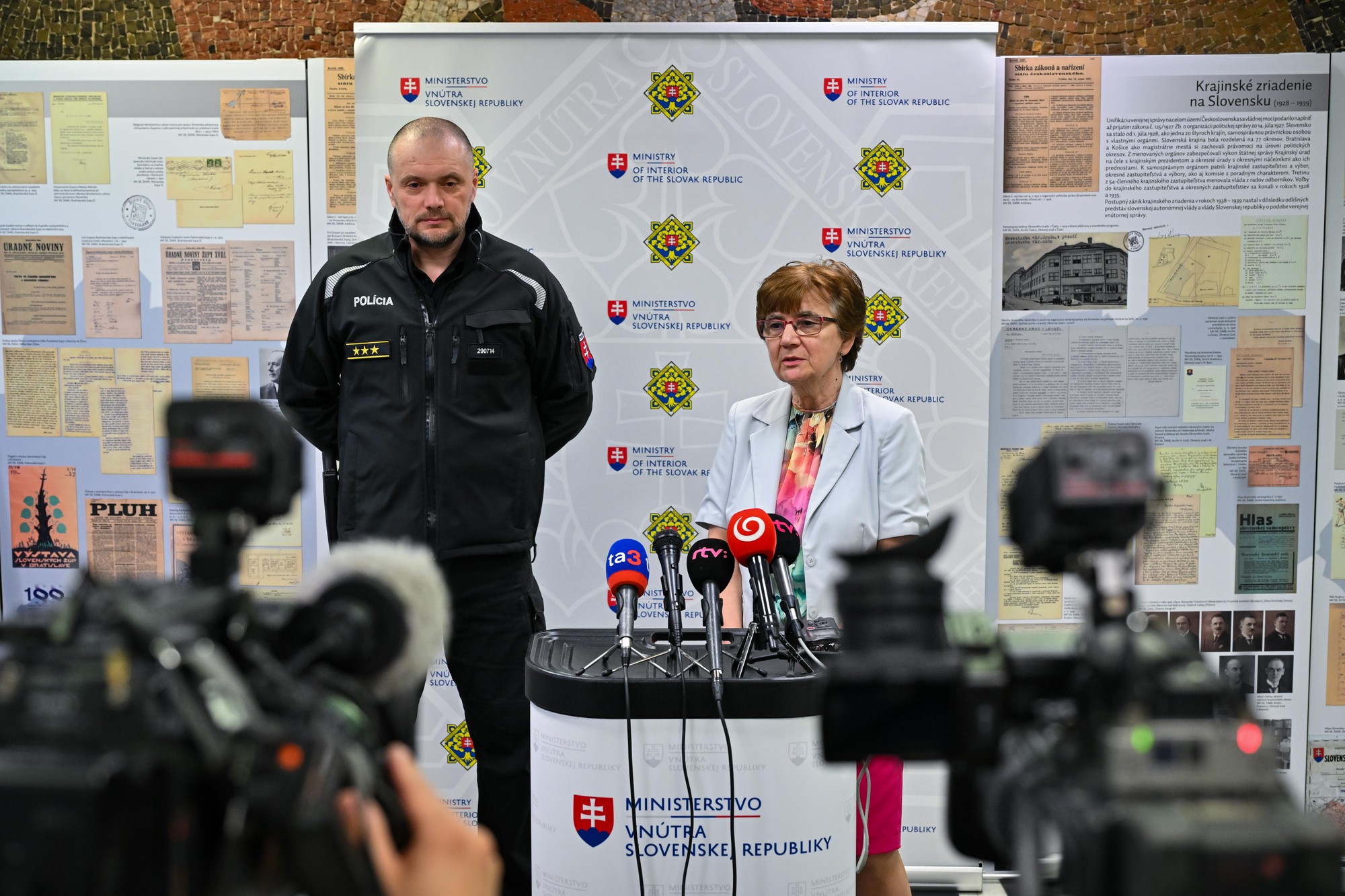 Riaditeľka odboru volieb Ministerstva vnútra (MV) SR a zapisovateľka Štátnej komisie pre voľby a kontrolu financovania politických strán Eva Chmelová a riaditeľ odboru poriadkovej polície Prezídia Policajného zboru Stanislav Hromádka počas tlačovej konferencie k aktuálnemu priebehu volieb v Bratislave.