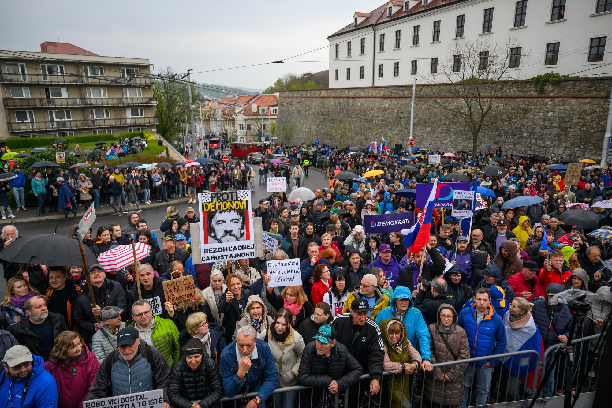 Podpredseda strany Demokrati Juraj Šeliga počas protestu hnutia Progresívne Slovensko pred budovou NRSR v Bratislave.