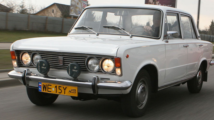 Fiat 125p z pierwszych lat produkcji na zabytkowych tablicach