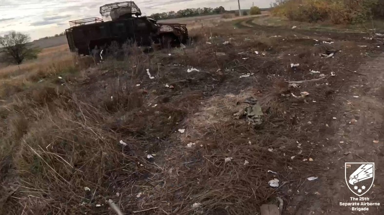 Wokół miasta widać dziesiątki zniszczonych pojazdów produkcji Ukrainy i krajów NATO.