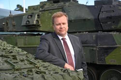 Finlandia szykuje się do wejścia do NATO, a szef MON... bierze urlop ojcowski. "Dzieci są małe tylko przez chwilę"