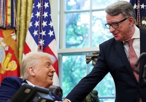 Donald Tramp i Piter Mendelson u Beloj kući | Foto: Reuters