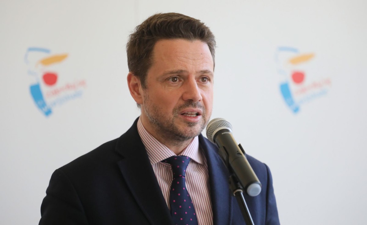 Rafał Trzaskowski oznajmił, że od rządu dostał na zakup komputerów dla uczniów 100 tys. zł, za co mógłby kupić jedynie kilkadziesiąt tego typu urządzeń.