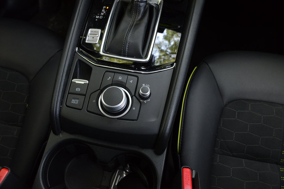 Mazda CX-5 2.5 - pokrętło plus przyciski. Tak sterujemy podstawowymi funkcjami systemu multimedialnego.