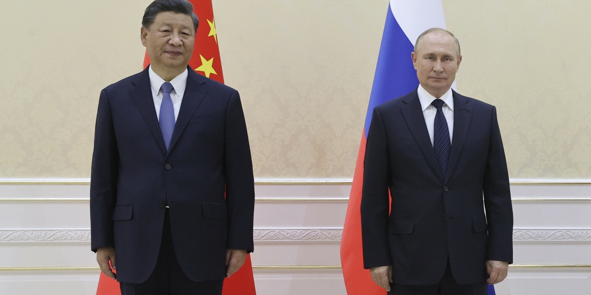 Prezydent Chin Xi Jinping i prezydent Rosji Władimir Putin pozują do zdjęcia w kuluarach szczytu Szanghajskiej Organizacji Współpracy (SCO) w Samarkandzie w Uzbekistanie.