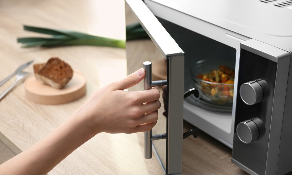 Nigdy nie podgrzewaj tych trzech rzeczy w mikrofalówce. Prosta droga do zatrucia