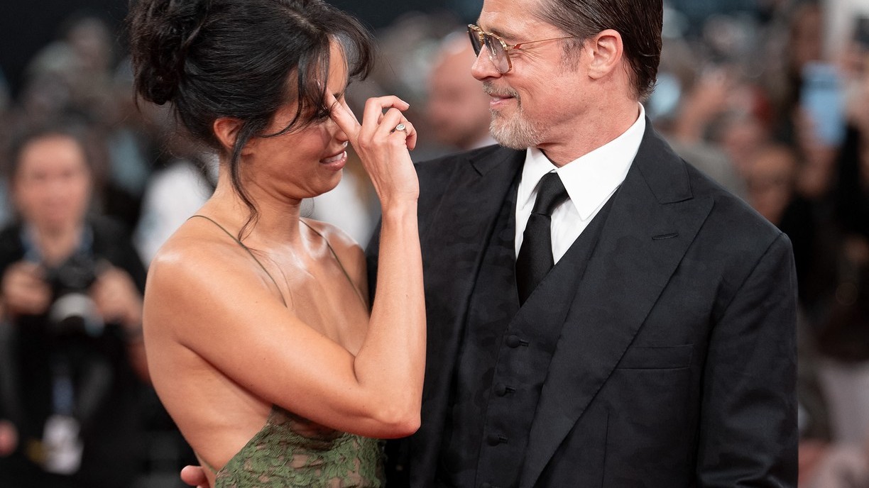 Brad Pitt a Ines de Ramon, premietanie filmu „Srdce beštie“ počas 74. ročníka Medzinárodného filmového festivalu v San Sebastiáne (SSIFF), 23. septembra 2026