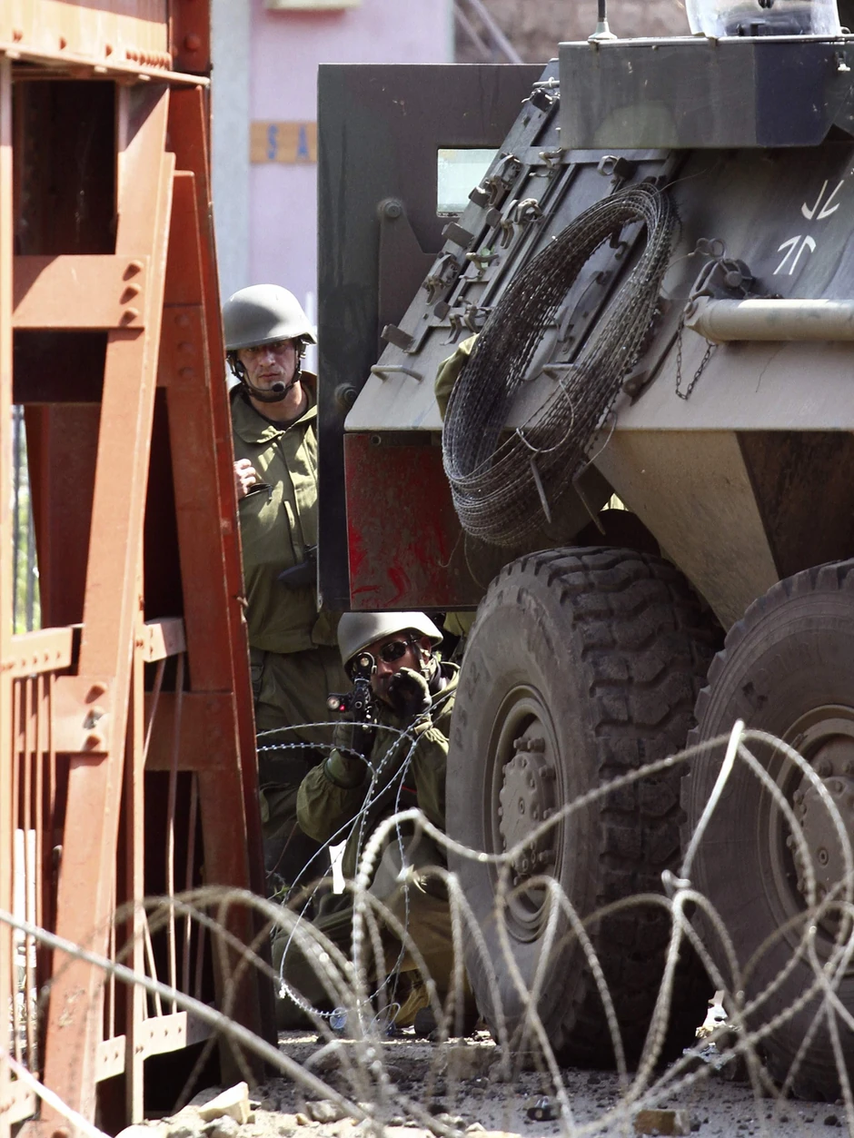 Pripadnici Kfora na barikadama u Zvečanu