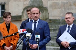 Kontrola KO w urzędach wojewódzkich. Budka: Rząd nie ma strategii walki z epidemią