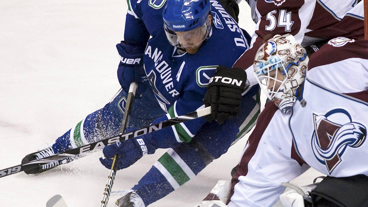 To był doskonały moment dla Vancouver Canucks na mecz rewanżowy z Chicago Blackhawks. W pierwszym spotkaniu tego sezonu pomiędzy oboma ekipami ogromnych rozmiarów zwycięstwo uzyskało Chicago pokonując Vancouver 7:1. Wczoraj okazje do zrewanżowania się w pełni wykorzystały Orki pokonując aktualnych mistrzów 3:0.