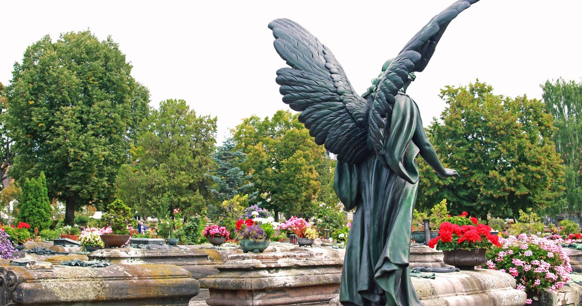 Jaka będzie pogoda na Wszystkich Świętych 2025? Polska podzielona i deszczowa