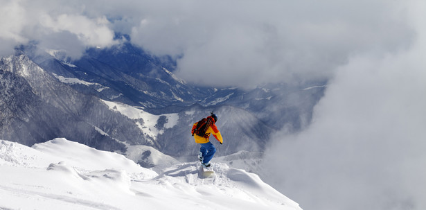 Na stokach narciarze przestrzegają obostrzeń. "Ludzi jest sporo, ale nie aż tak dużo, by nie dało się zachować dystansu" – powiedziała Cieślar.