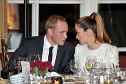 Żona Adamczyka kocha luksus. Jak aktor na nią zarobi?