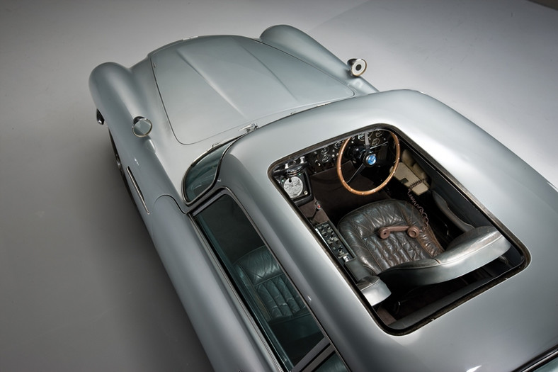 Kultowy Aston Martin Jamesa Bonda na sprzedaż