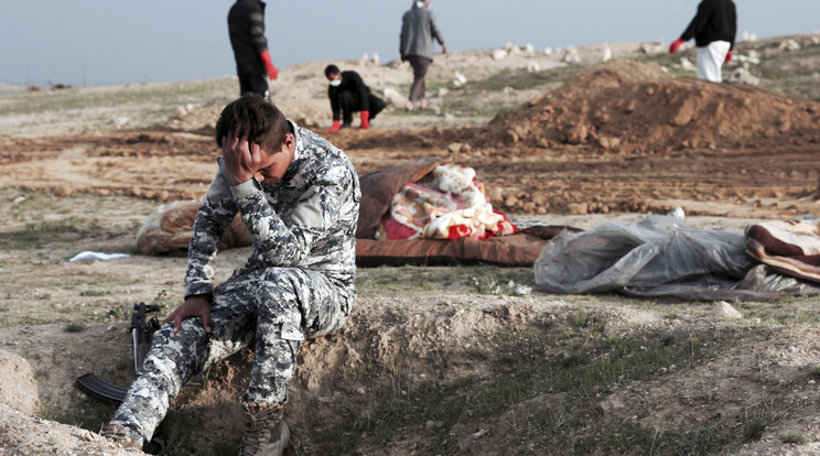Gyermekek tetemeit kellett kiásnia a katonának /Fotó: MTI