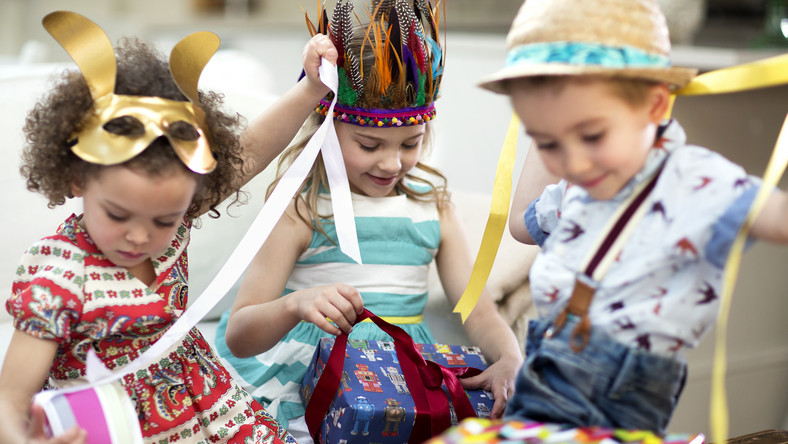 Roczek dziecka - jak zorganizować imprezę urodzinową, pomysły na prezent