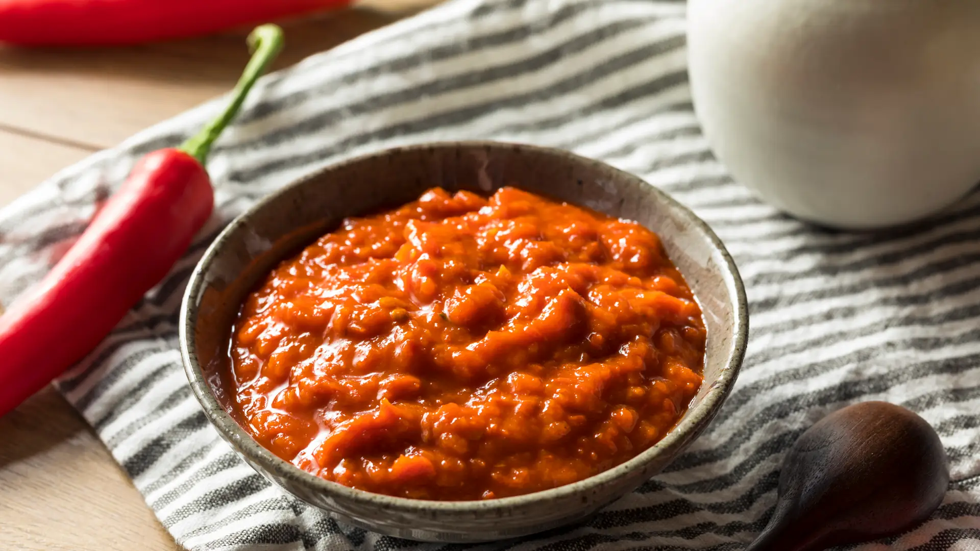 Zapomnij o chili i pieprzu Cayenne. Wystarczy odrobina tego produktu, by nadać ostrość potrawie