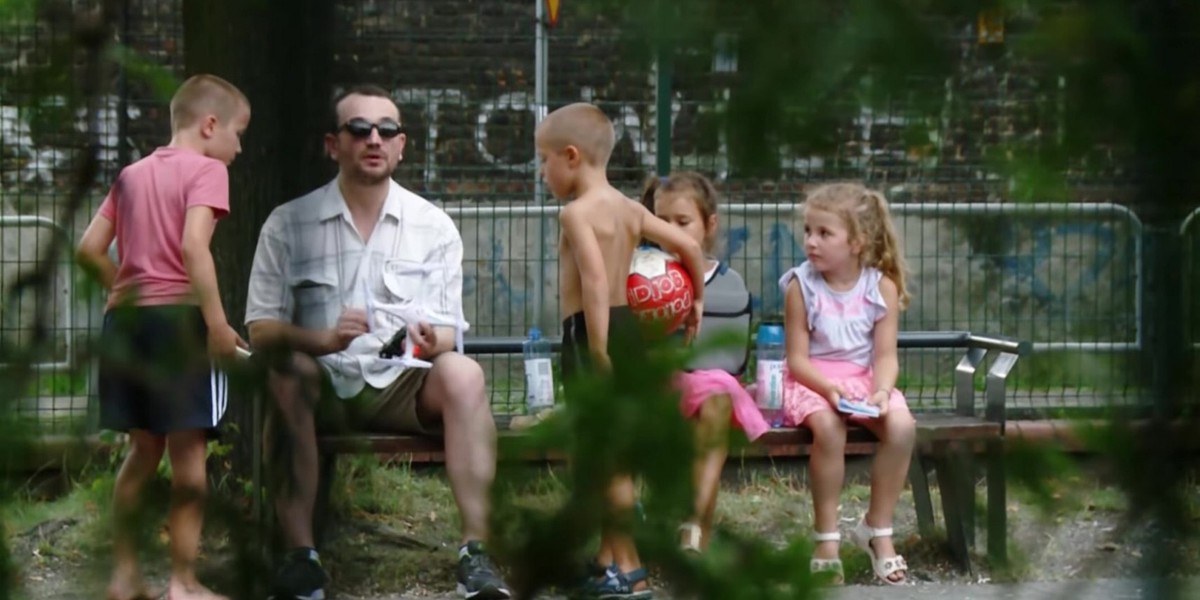 Mężczyźnie z dronem łatwo poszło skupienie na sobie uwagi dzieci. Strach myśleć co by się stało gdyby miał niecne zamiary.  