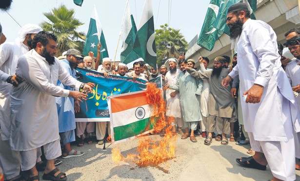 Zwolennicy pakistańskiej islamskiej partii PMML palą indyjską flagę