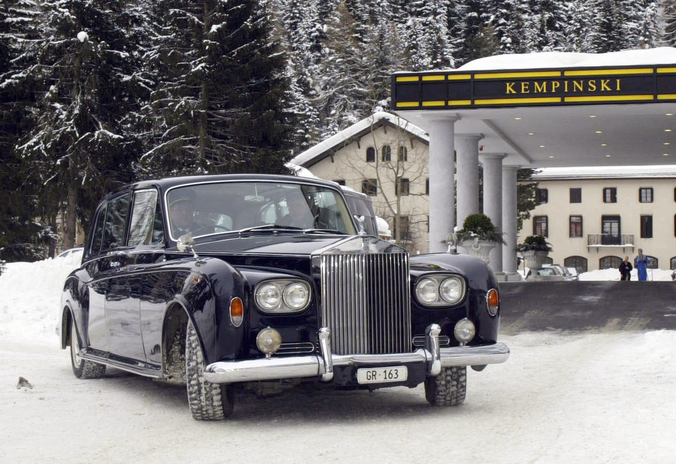 St. Moritz, limuzyna Rolls-Royce przed Hotelem Kempinski