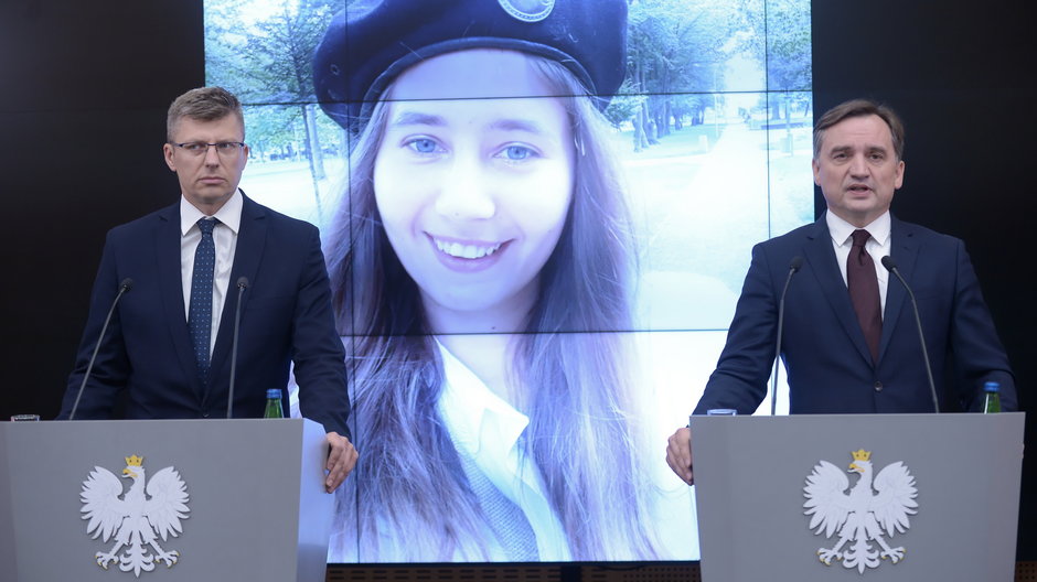 Zbigniew Ziobro i Marcin Warchoł podczas briefingu dotyczącego działań w sprawie 21-letniej Mariki, która została skazana przez sąd na trzy lata więzienia za szarpnięcie za tęczową torebkę, co zostało uznane jako próba rozboju (15.07.2023 r.)