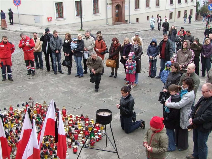 dwie minuty ciszy, żałoba, Lech Kaczyński, katastrofa, śmierć prezydenta, Smoleńsk, Katyń