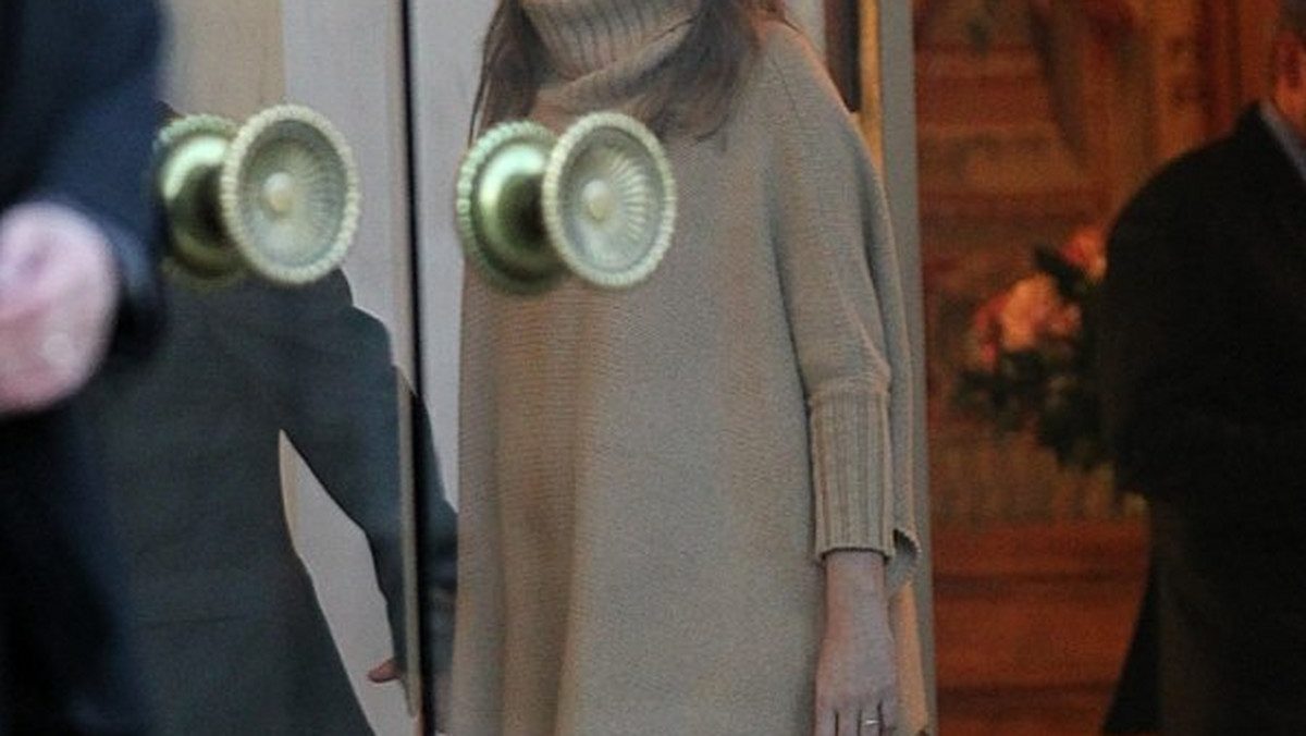 Mimo, że Carla Bruni wciąż nie zdecydowała się potwierdzić dobrej nowiny, jak na dłoni widać, że jest w ciąży. Paparazzim udało się przyłapać Pierwszą Damę na spacerze z mężem Nicolasem Sarkozym. Para spędza urlop na wysepce, na której znajduje się Fort de Brégançon, letnia rezydencja francuskich prezydentów. Według ostatnich informacji gwiazda ma wyznaczony termin porodu na październik. (zdj.BE&amp;W)