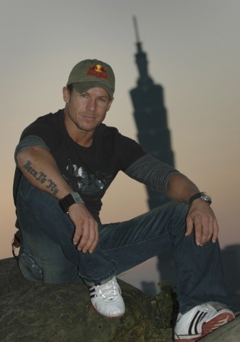 Tak naprawdę Felix Baumgartner jest romantykiem, jak każdy skoczek BASE