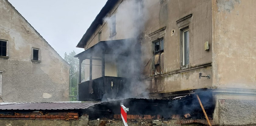 Potężny huk w Kościelniku Górnym. Z budynku wynieśli okaleczonego mężczyznę