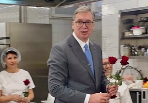Aleksandar Vučić delio ruže ženama zaposlenim u Predsedništvu