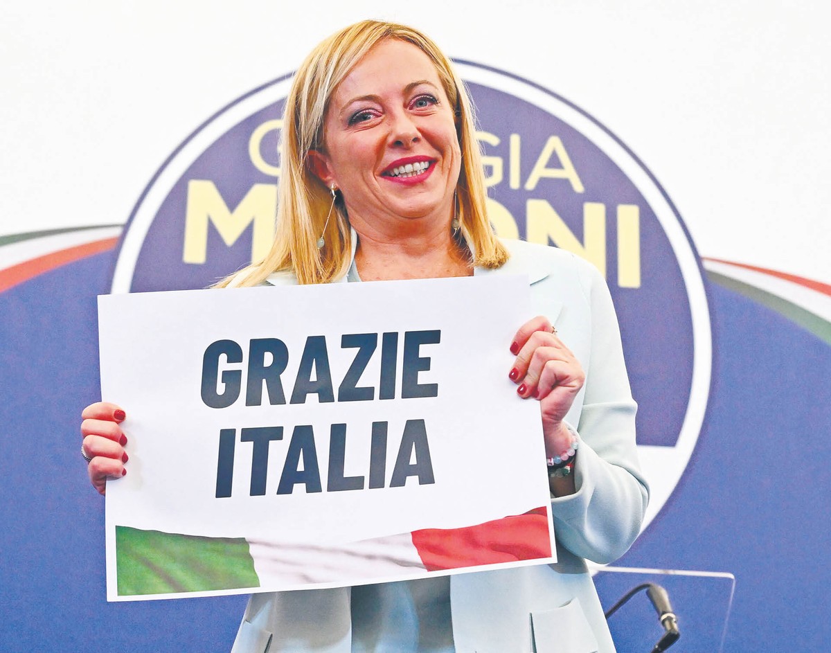 Giorgia Meloni, liderka zwycięskich w niedzielnych wyborach parlamentarnych Braci Włochów, będzie pierwszą kobietą na stanowisku premiera Włoch