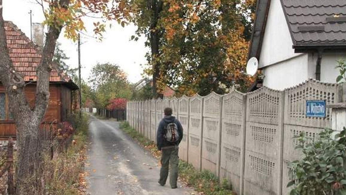 Cios nożem w brzuch dostał mężczyzna, którego ciało znaleziono we wtorkowy wieczór w domu w kieleckiej dzielnicy Białogon. Policjanci zatrzymali dwie osoby podejrzewane o związek ze sprawą.